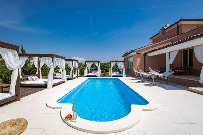 Perfect for family and friends, Villa Mirna - modern villa with swimming pool in Medulin, Croatia Medulin