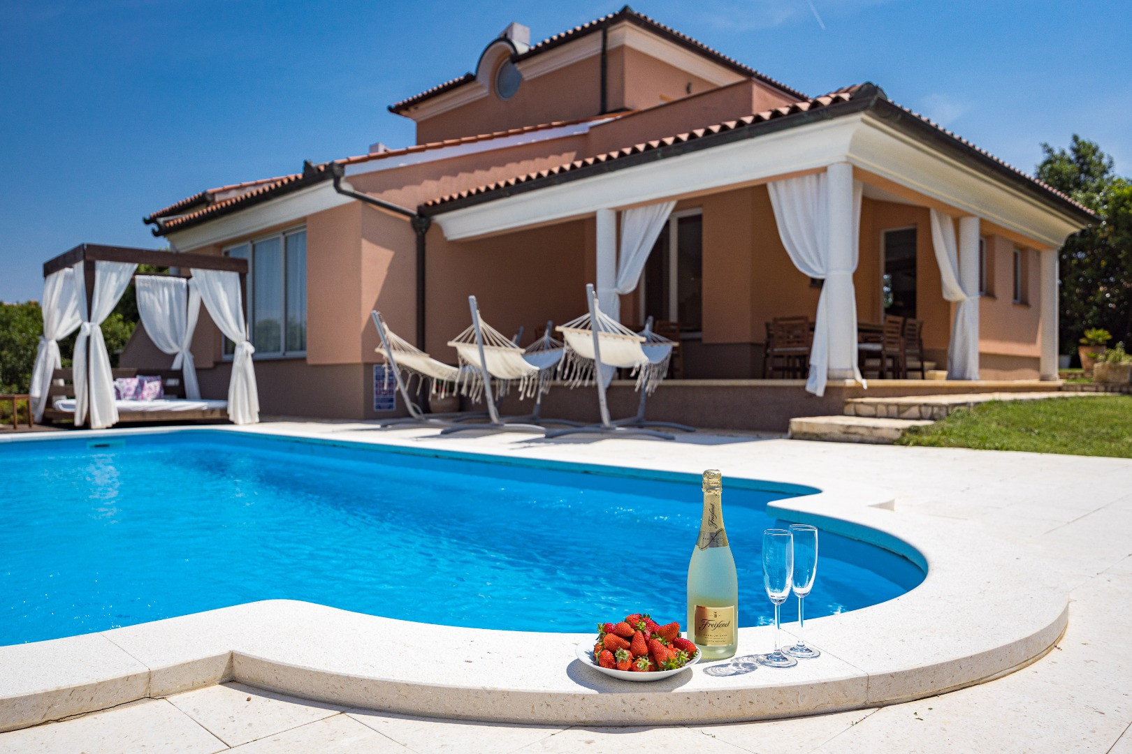 BEAUTIFUL VILLA WITH PRIVATE POOL - in the enchanting Medulin, just 500 meters from the sea, Villa Mirna - modern villa with swimming pool in Medulin, Croatia Medulin